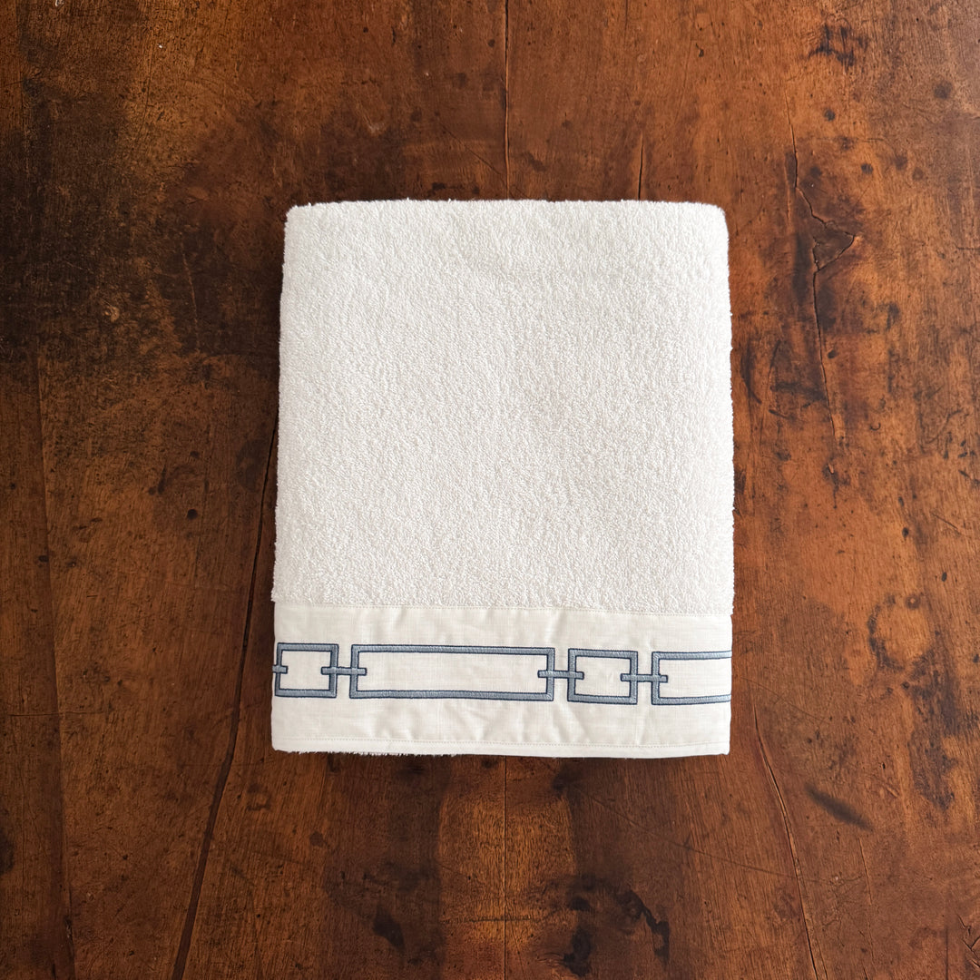 CHAINS BATH SHEET - WHITE/AVIO