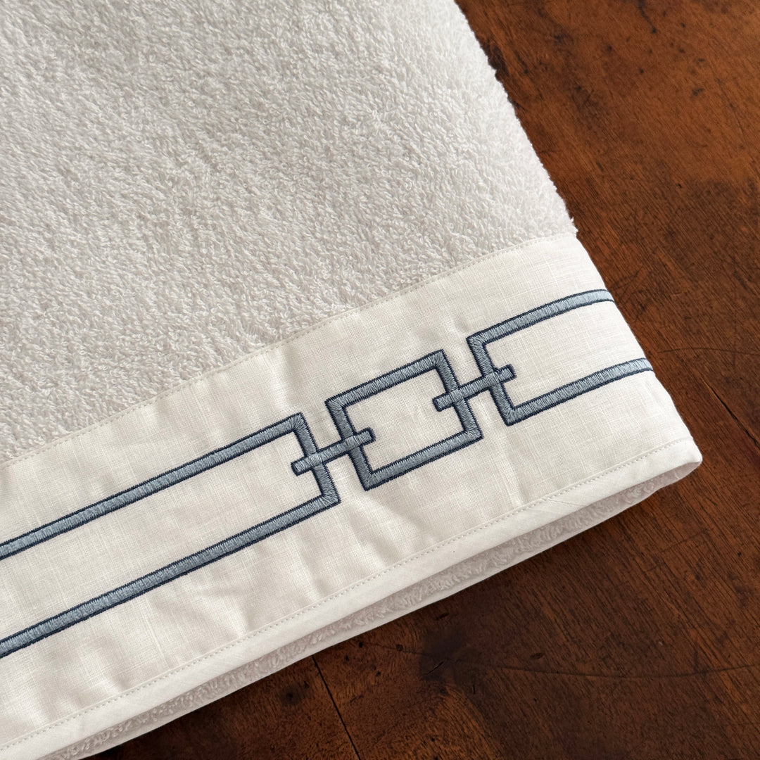 CHAINS BATH SHEET - WHITE/AVIO