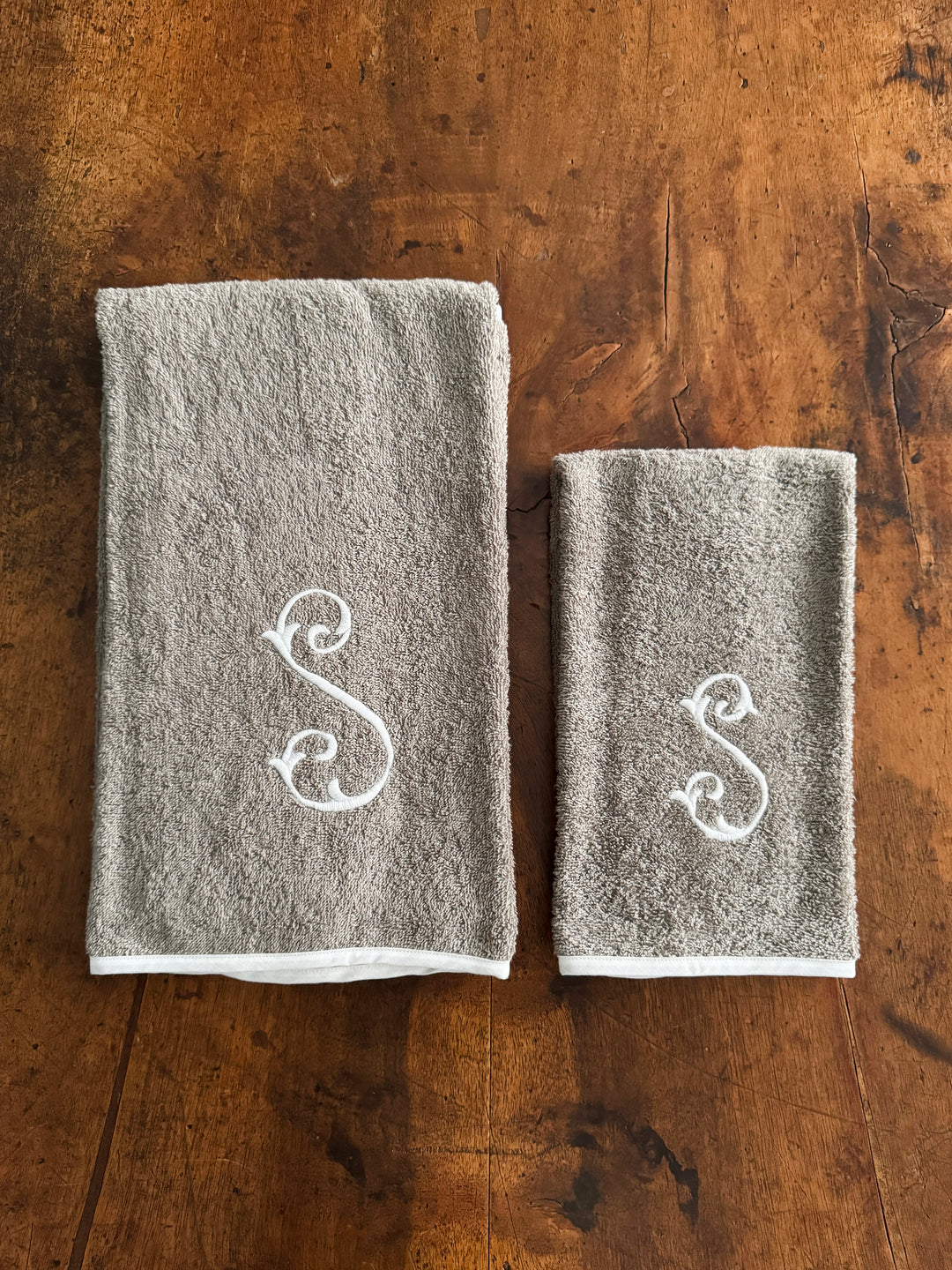 TOWEL SET MONOGRAM - TAUPE