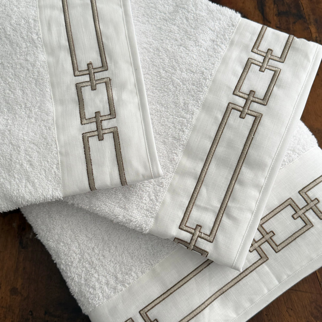 CHAINS BATH SHEET - WHITE/LIGHT GOLD